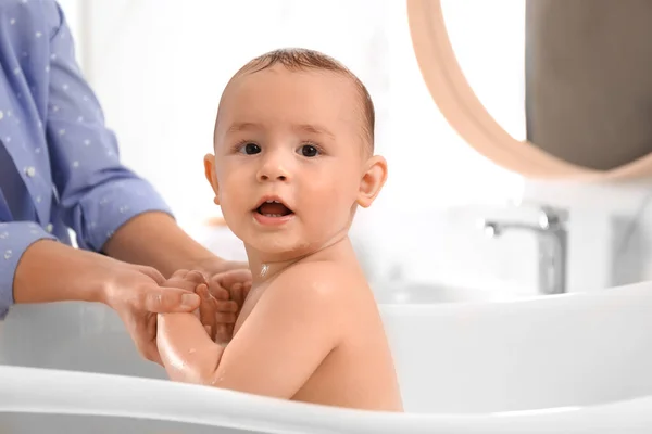 Madre Con Pequeño Bebé Baño — Foto de Stock