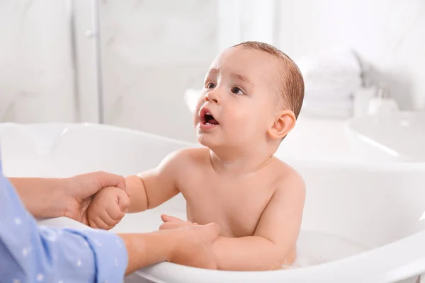 Madre con su pequeño bebé en el baño — Foto de Stock