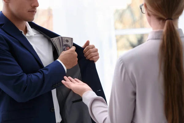 Man Geeft Omkoopgeld Aan Vrouw Close — Stockfoto