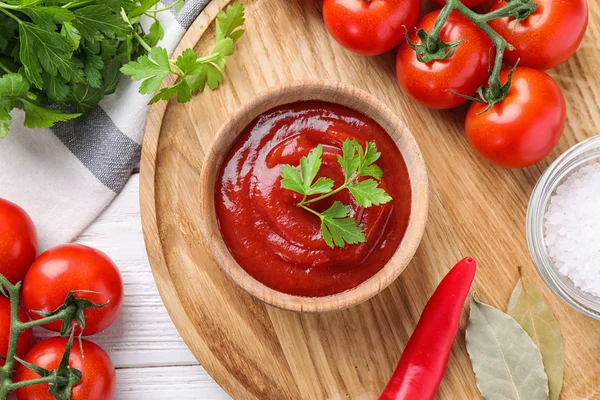 Platte Lay Compositie Met Tomatensaus Witte Houten Tafel — Stockfoto