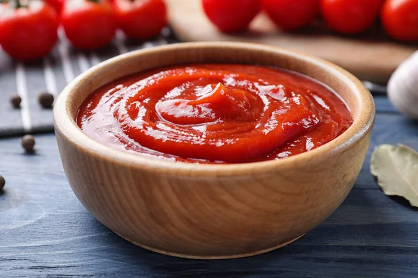 Köstliche Frische Tomatensauce Auf Blauem Holztisch Nahaufnahme — Stockfoto