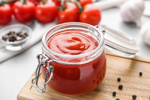 Délicieuse Sauce Tomate Fraîche Sur Table Gros Plan — Photo
