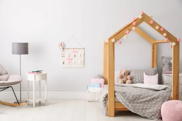 Elegante Habitación Infantil Interior Con Cama Cómoda — Foto de Stock