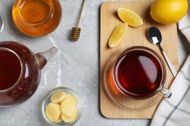 Açık gri mermer masa üzerinde ballı çay bezi.