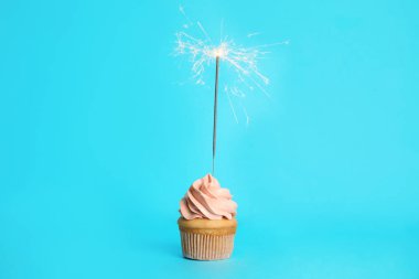 Açık mavi arka planda maytaplı doğum günü keki