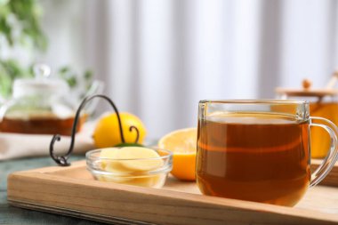 Ballı, zencefilli ve limonlu lezzetli çay.