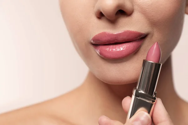 Mujer Con Lápiz Labial Rosa Sobre Fondo Claro Primer Plano —  Fotos de Stock