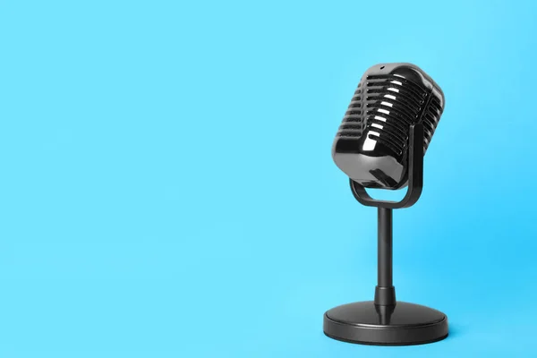 Retro Mikrofon Auf Hellblauem Hintergrund Platz Für Text Interview — Stockfoto