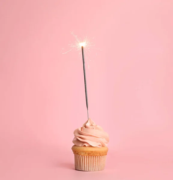 Verjaardag cupcake met sterretje op roze achtergrond — Stockfoto