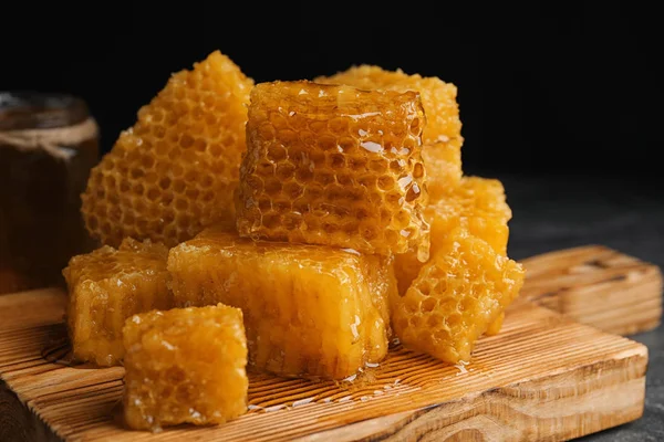 Färska Läckra Söta Honeycombs Träskiva Närbild — Stockfoto