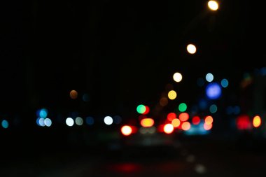 Gece şehrin bulanık görüntüsü. Bokeh etkisi