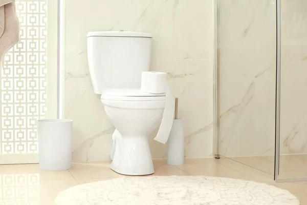 バスルームで紙のロールと現代のトイレのボウル — ストック写真
