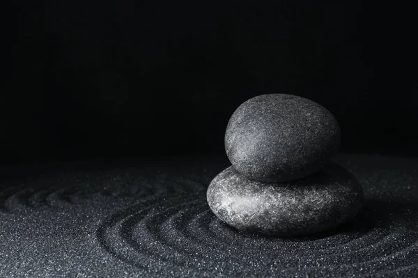 Siyah Kumdaki Spa Taşları Güzel Desenli Yazı Için Boşluk Zen — Stok fotoğraf