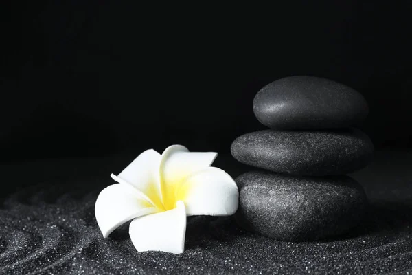 美しいパターン テキストのためのスペースを持つ黒い砂の上のスパ石とプルメリアの花 禅の概念 — ストック写真
