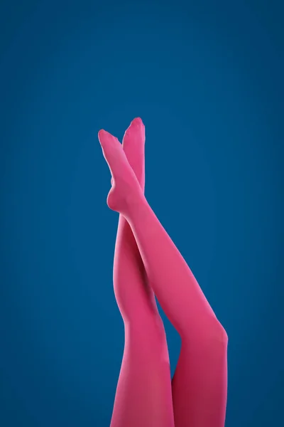 Frau Trägt Rosa Strumpfhosen Auf Blauem Hintergrund Nahaufnahme Der Beine — Stockfoto