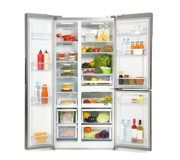 Открытый холодильник, полный продуктов, изолированных на белом — стоковое фото