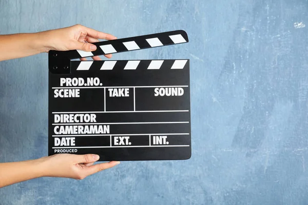 Donna Tenendo Clapperboard Contro Parete Colori Primo Piano Con Spazio — Foto Stock