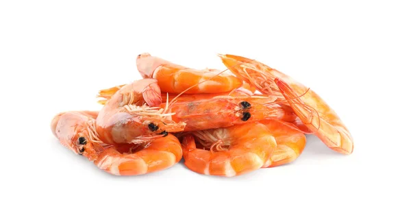 Deliciosos camarones enteros cocidos aislados en blanco — Foto de Stock