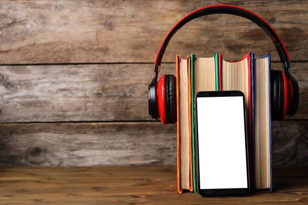 Boeken Met Moderne Koptelefoon Smartphone Houten Tafel Ruimte Voor Tekst — Stockfoto