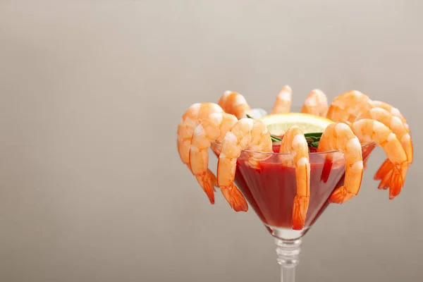 Cocktail de crevettes avec sauce tomate sur fond gris clair. Spac — Photo