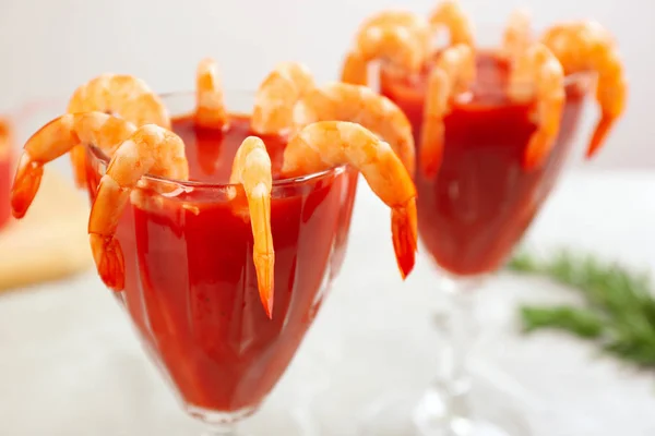 Délicieux Cocktail Crevettes Avec Sauce Tomate Servi Sur Table Gros — Photo