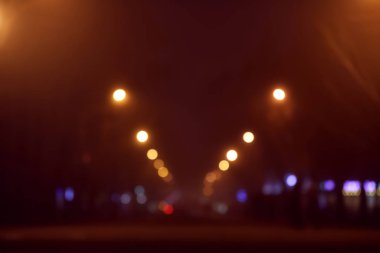 Gece şehrinin bulanık görüntüsü. Bokeh etkisi