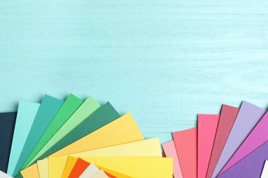 Açık mavi ahşap arka planda renk paletleri, düz yatış. Boşluk 