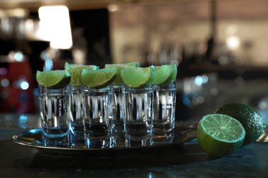 Bar tezgahında limon dilimli Meksika tekilası.