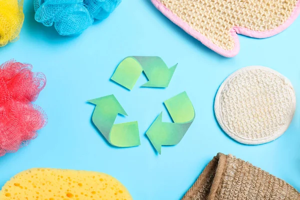 Símbolo Reciclaje Esponjas Ducha Plástico Naturales Sobre Fondo Azul Claro —  Fotos de Stock