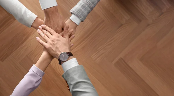 Menschen Die Sich Über Einem Hölzernen Hintergrund Die Hände Reichen — Stockfoto