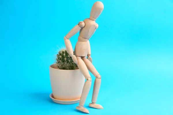 Figura Humana Madera Cactus Sobre Fondo Azul Claro Problemas Hemorroides — Foto de Stock