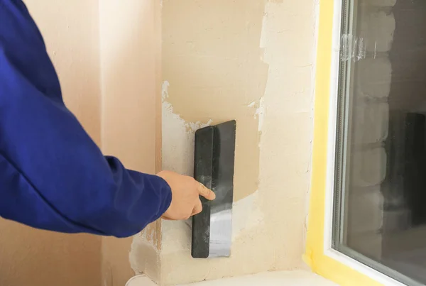 Trabalhador Profissional Reboco Área Janela Com Faca Vidraceiro Dentro Casa — Fotografia de Stock