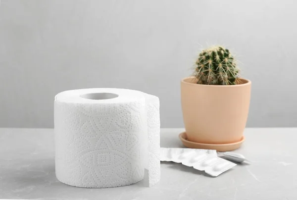 Toilettenpapierrolle Zäpfchen Und Kakteen Auf Dem Tisch Hämorrhoidalleiden — Stockfoto