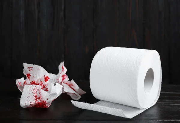 Toaletní Papír Krví Černém Dřevěném Stole Hemoroidní Problémy — Stock fotografie