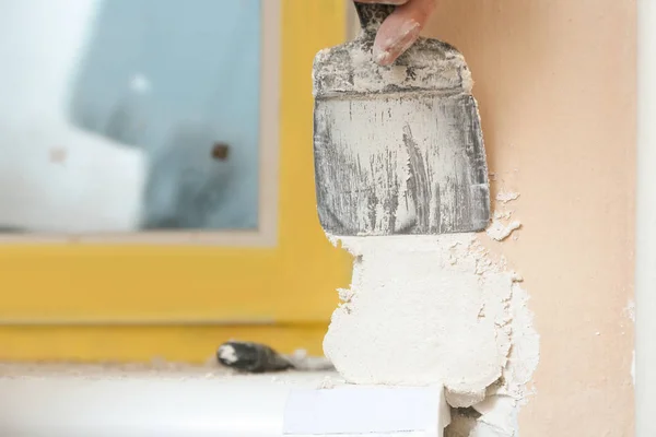 Homem Reboco Área Janela Com Faca Vidraceiro Dentro Casa Close — Fotografia de Stock