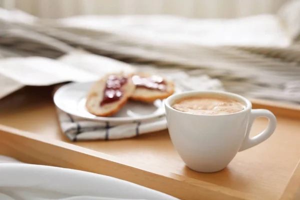 Morgenkaffee Und Sandwiches Auf Tablett Schlafzimmer — Stockfoto