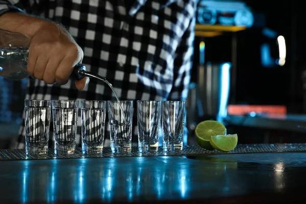 Bartender Derramando Tequila Mexicana Copos Tiro Balcão Bar Close — Fotografia de Stock