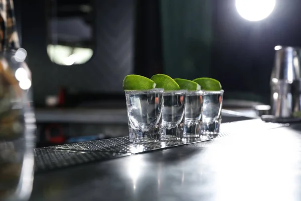 Mexikanska Tequila Skott Med Lime Skivor Bardisken — Stockfoto
