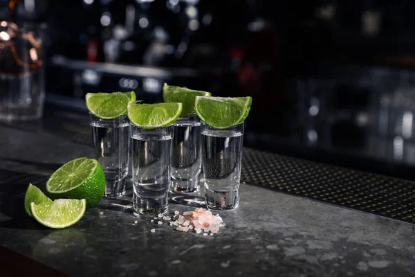 Mexikanska Tequila Shots Lime Skivor Och Salt Bardisken — Stockfoto