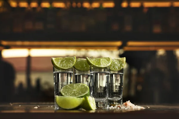 Mexikanska Tequila Shots Lime Skivor Och Salt Bardisken — Stockfoto