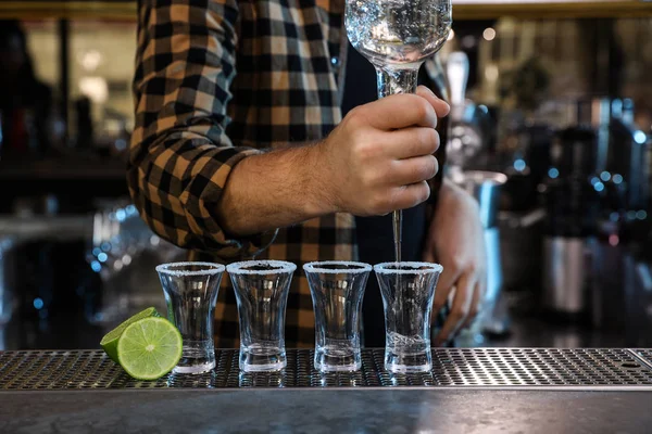 Barman Wlewający Meksykańską Tequilę Kieliszków Przy Barze Zbliżenie — Zdjęcie stockowe