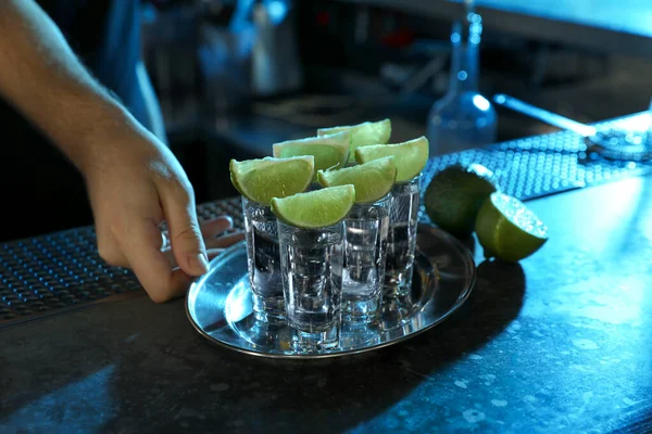 Barkeeper Mit Schnapsgläsern Mexikanischen Tequila Der Theke Nahaufnahme — Stockfoto