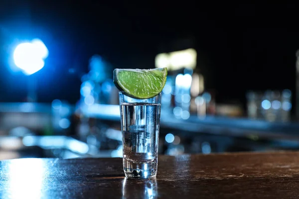 Meksykańska Tequila Shot Plasterkiem Limonki Drewnianej Blacie — Zdjęcie stockowe