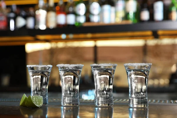 Tequila Messicana Con Fette Lime Sul Bancone Del Bar — Foto Stock