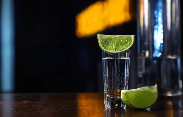 Tequila Messicana Con Fette Lime Sul Bancone Del Bar Legno — Foto Stock