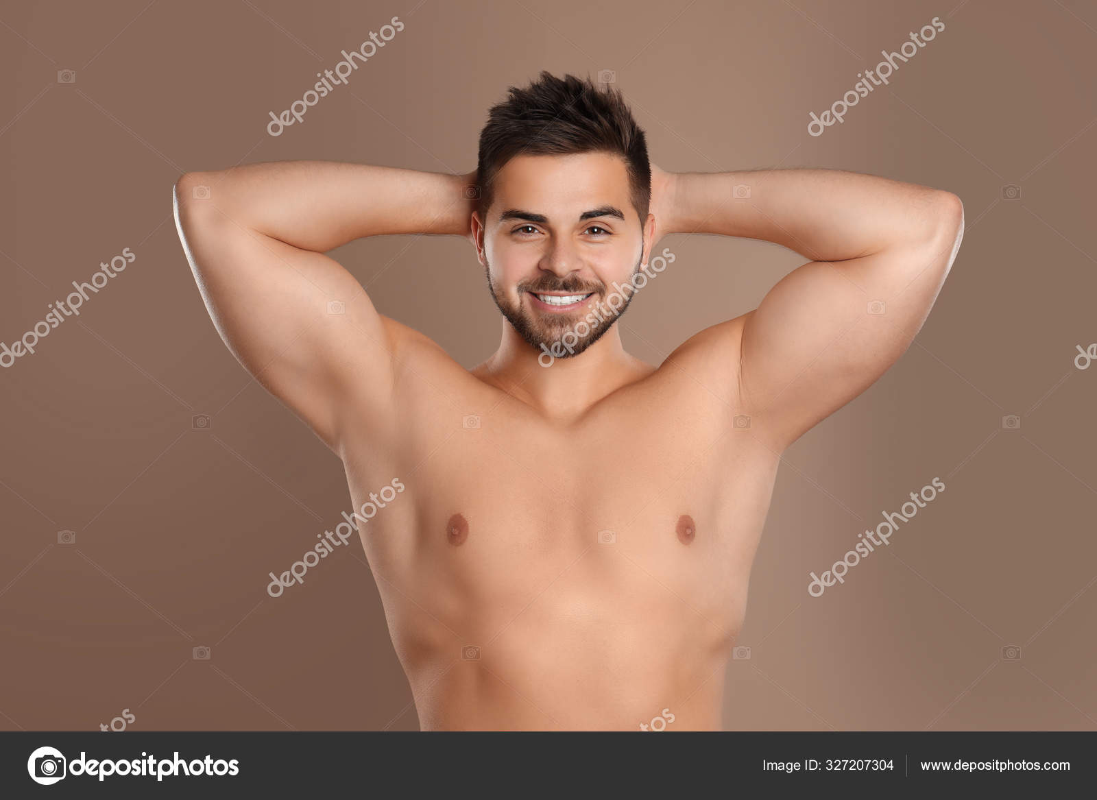 Hombres sin pelos en las axilas sale