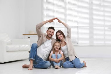 Mutlu aile evlerinin çatısını elleriyle yapıyor. İnsura