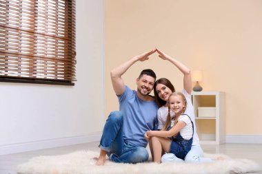 Mutlu aile evlerinin çatısını elleriyle yapıyor. İnsura