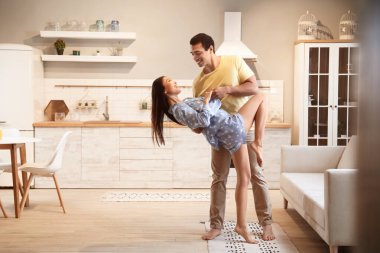 Evlerinde dans eden genç ve güzel bir çift.