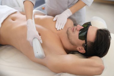 Güzellik Salonu lazer epilasyon yordamda geçiren genç adam